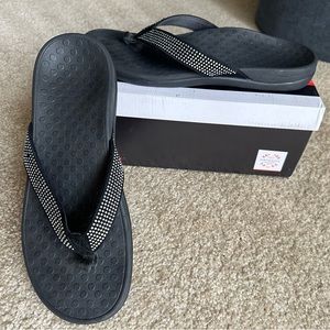 Vionic Tide Rhinestone black flip flops Vionic sandal size 11